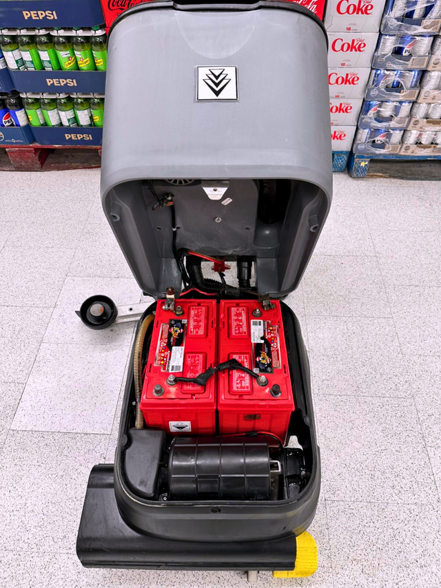 Karcher BR 40/25 C Commercial Floor Scrubber | 16" Roller Brush in Other in City of Toronto - Image 7