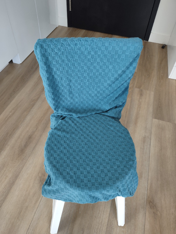 Couvre chaise bleu sarcelle dans Mobilier de salle à manger et cuisine  à Ville de Québec