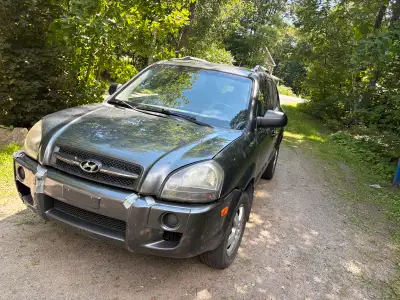 Je vends mon Hyundai Tucson 2008, un VUS fiable avec 169932 km au compteur. Il est équipé d'un moteu...