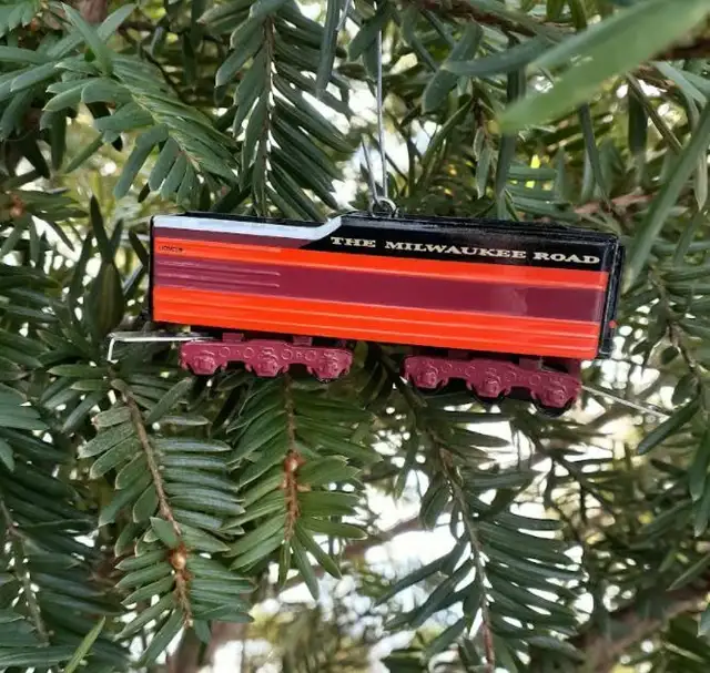 2004 Hallmark Keepsake Ornament Lionel Hiawatha Tender train in Arts & Collectibles in Markham / York Region - Image 2