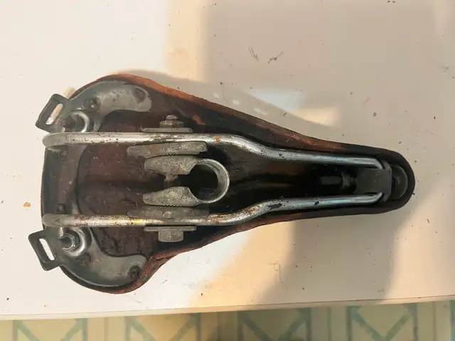 selle de vélo en cuir aucune livraison. in Frames & Parts in Laval / North Shore - Image 3