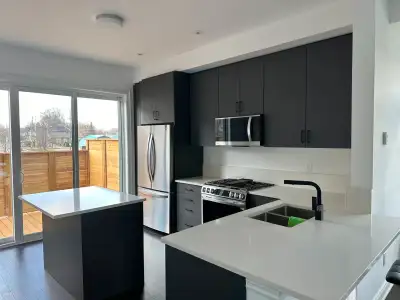 3 UTM female studens shared this one year new 3 bedroom and 2.5 bathroom townhouse. now it has one b...
