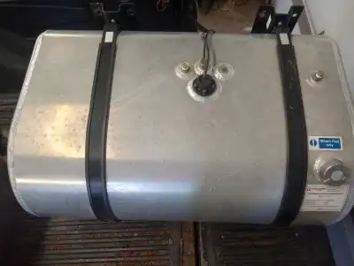 Réservoir 70 gallons style en D new en aluminium largeur/lenght is ; 40 inches profondeur /depth inc...