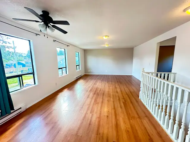 LARGE CLEAN 7 BDRM IN CENTRAL NANAIMO. 2 Large Suites in 1. 4800