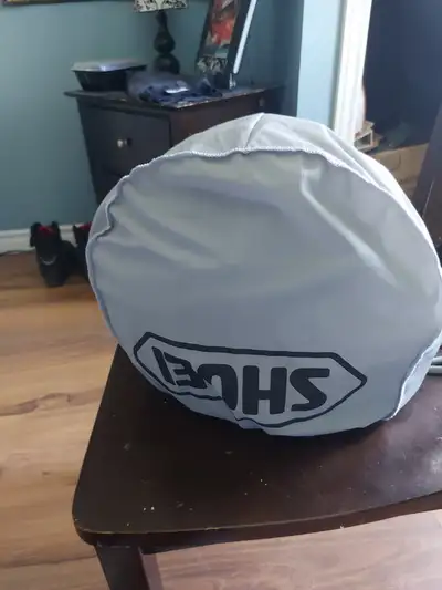 In as new condition shoei gt air 3 helmet .comes with an internal sun visor and a cardo intercom sys...