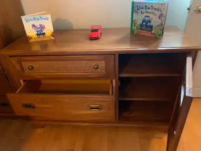 - Beautiful, good quality furniture set made of wood// Magnifique ensemble de meubles en bois de bon...