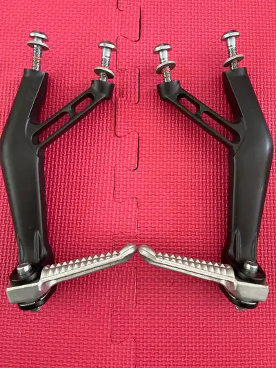 Yamaha Genuine Parts R1M R1s rear passenger foot pegs with brackets & mounting hardware bolts & wash...