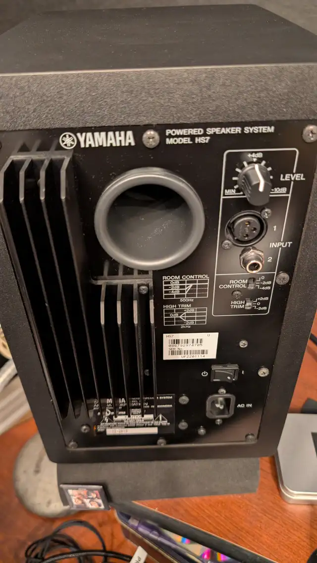 Yamaha HS7 Powered Studio Monitors – Pair – Great Condition in Pro Audio & Recording Equipment in Mississauga / Peel Region - Image 10