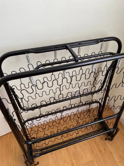 Lit pliant (simple) environnement sans fumée et sans animaux in Beds & Mattresses in West Island - Image 2