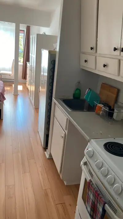 Studio pour une personne, chauffé, éclairé, eau chaude, cuisinière et frigo, internet, tout inclus,...