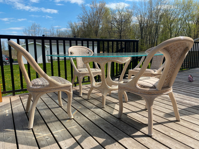 Gorgeous Custom Glass Dining Set - Pristine Condition (CAN DELIV in Dining Tables & Sets in Ottawa - Image 4