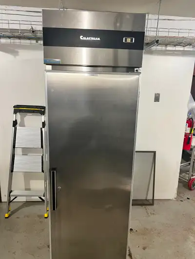 The unit is fully functional and maintains proper freezing temperatures. It has been used and shows...