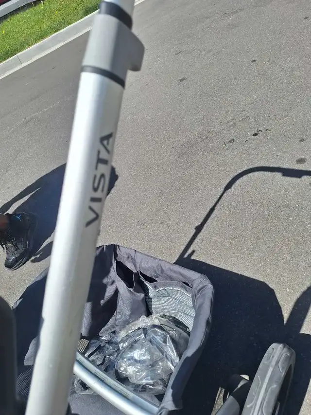 UPPAbaby VISTA Double Stroller with never used bassinet in Strollers, Carriers & Car Seats in Mississauga / Peel Region - Image 3