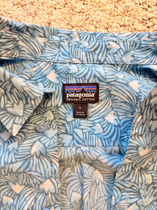 Patagonia Button Up Large in Men's in Calgary - Image 4