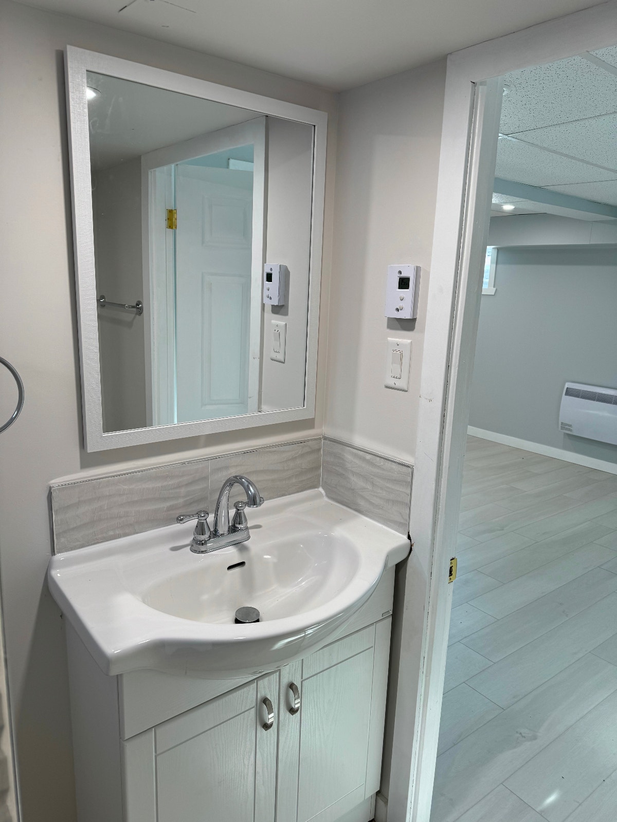 1 + 1/2 Studio-Bachelor  $1100 all included newly renovated — photo 3