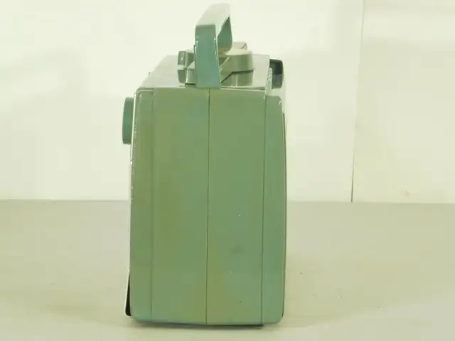 Radio Antique Rca Victor Portatif Modele P132 Globe Trotter Vert in Arts & Collectibles in Laurentides - Image 6