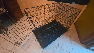 Large Dog Kennel - 24" High x 22" Wide x 36" Long Mint condition, 4 months old, solid plastic bottom...