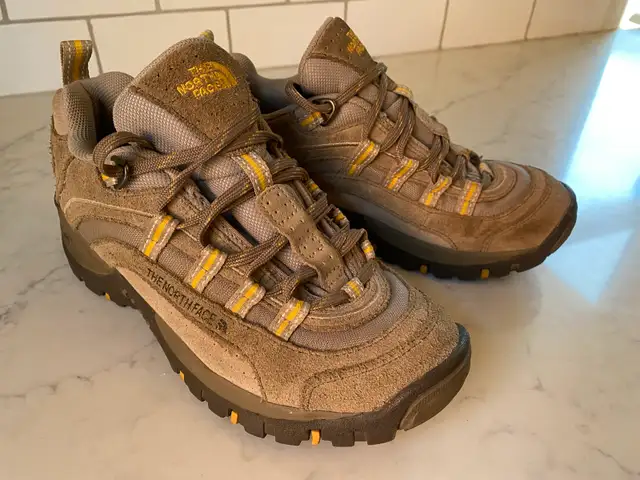 Like new! The North Face women’s suede hiking shoes sz 38 in Women's - Shoes in Kitchener / Waterloo - Image 6