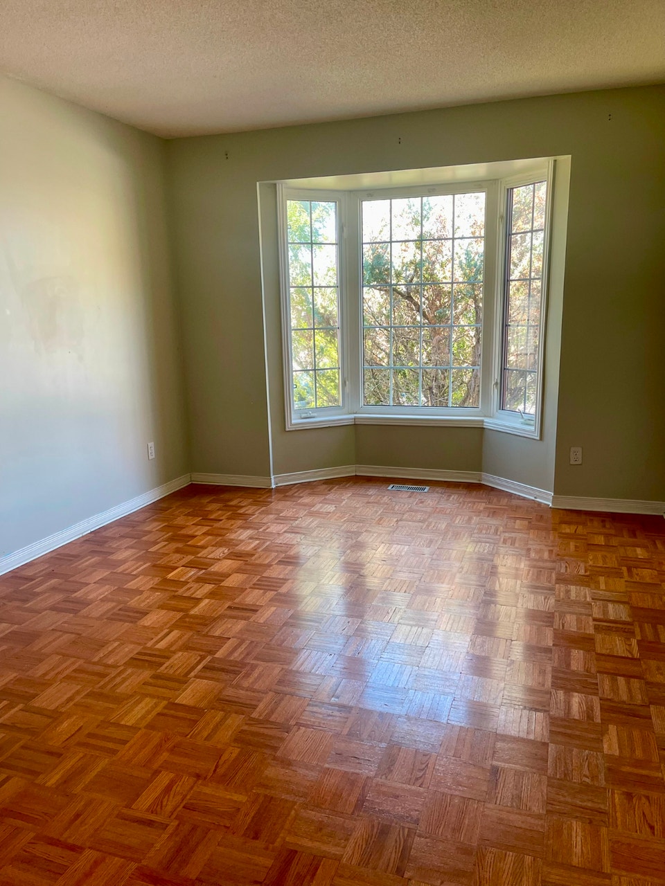 5 Bedroom Home in Belleville $1950+++ 4