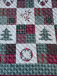 Holiday queen quilt set 