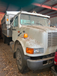 2005 IHC 4900 Grain Truck