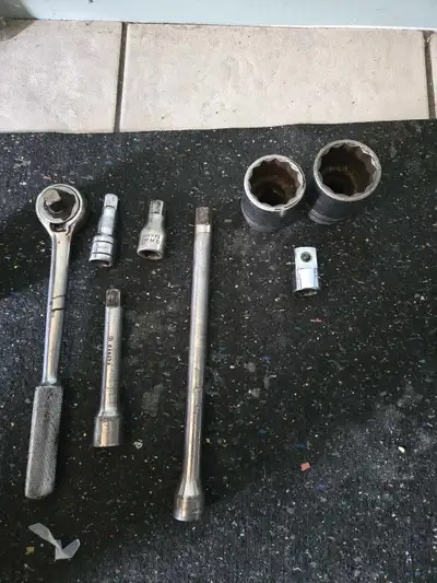 Ratchet 1/2  avec douilles et extension, View more