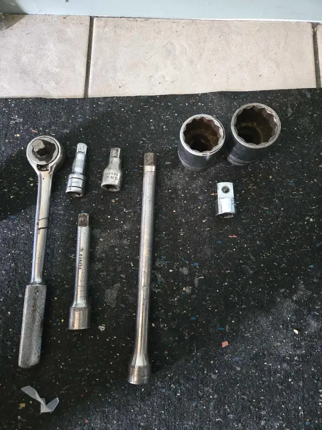 Ratchet 1/2  avec douilles et extension in Hand Tools in Saint-Jean-sur-Richelieu - Image 2