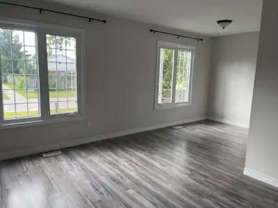 Bright and spacious upper unit in a well-kept duplex available for rent! Details: * 2 bedrooms * 1 f...