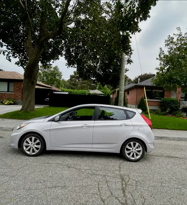 Hyundai Accent, 128,883 km, sunroof, remote start