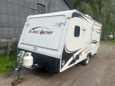 2011 escape camper trailer 2 tip outs Great trailer sets up in about 15-30 mins Nothing wrong with i...