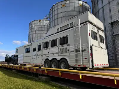 Remorque 4 chevaux avec partie habitable complète. 2 entrée - Grand frigo - auvent électrique - jack...