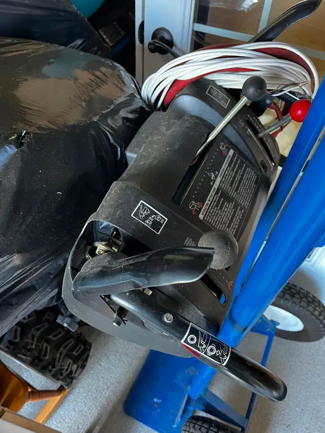 Craftsman 27” Snowblower in Snowblowers in Windsor Region - Image 4