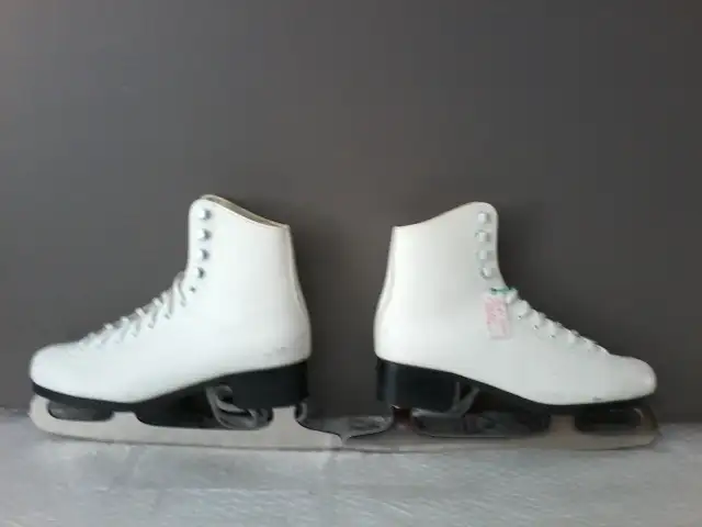 Patins à glace femme (2 pres X 7-7.5)(3 pres X 7.5-8)/$40.00 pre in Skates & Blades in City of Montréal - Image 4