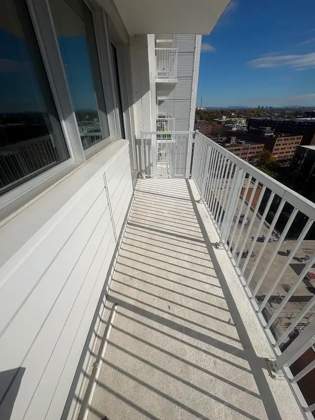Urgent: cession de bail dès 1 nov. 3 1/2 avec balcon/ Piscine in Long Term Rentals in City of Montréal - Image 4