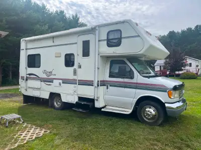 This 2000 Royal Expedition Classic Class C 24-foot motorhome is built on a reliable Ford E350 chassi...