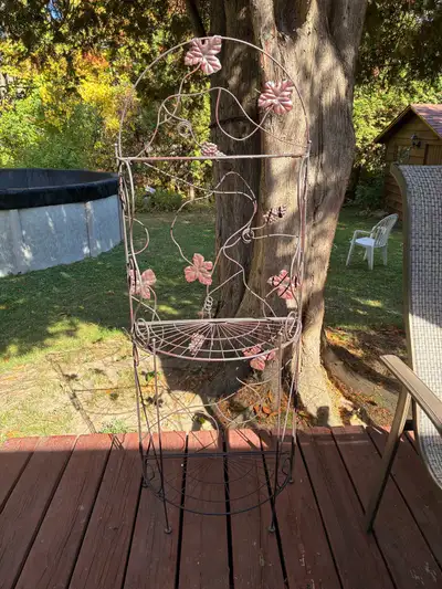 Étagère fer forgé Payer 260$ dans un centre de jardin très solid, View more
