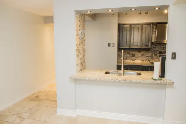 beautiful luxury condo near square one  in Long Term Rentals in Mississauga / Peel Region - Image 11