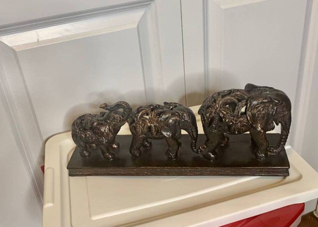 Beautiful Vintage Elephants Figurine in Arts & Collectibles in Burnaby/New Westminster - Image 4