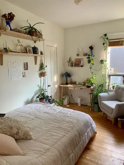 1 BEDROOM IN SHARED UNIT FOR LONG TERM NEAR QUEEN AND OSSINGTON FEMALE ONLY. Will be sharing with tw...