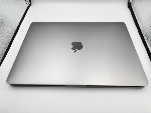 Apple Macbook Pro Touchbar 13 inch in Laptops in City of Montréal - Image 3