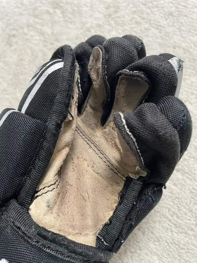 CCM Youth hockey gloves Jetspeed FT1 9” in Hockey in Oakville / Halton Region - Image 3