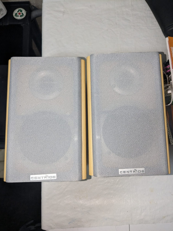 Two - Centrios 2 Way Bass-Reflex Bookshelf Speakers in Speakers in Kitchener / Waterloo - Image 2