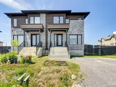 Superbe maison jumelée sur coin de rue ! Découvrez cette magnifique propriété à deux étages avec sou...