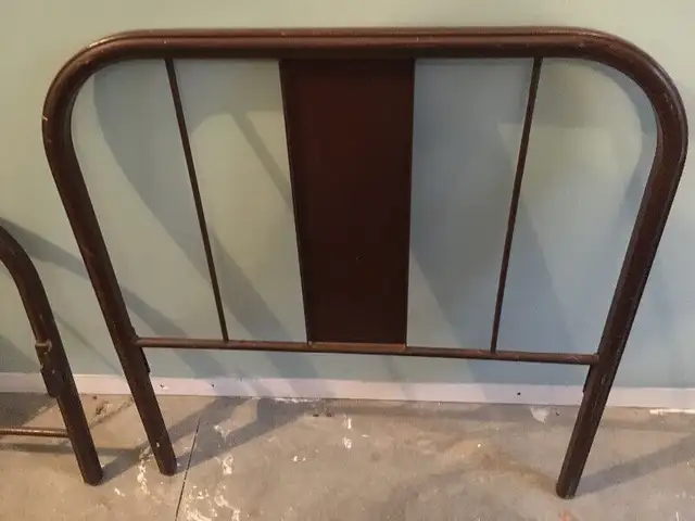 Lit Simple Antique en metale/ Vintage wrought iron single bed in Beds & Mattresses in Longueuil / South Shore - Image 5