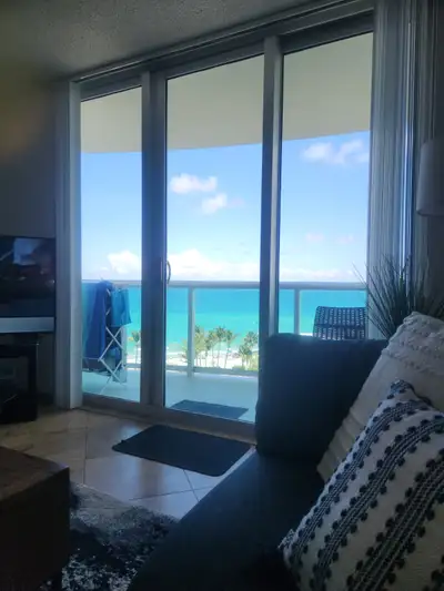 Hollywood Beach condo Oceanfront/Bord de l'eau, View more