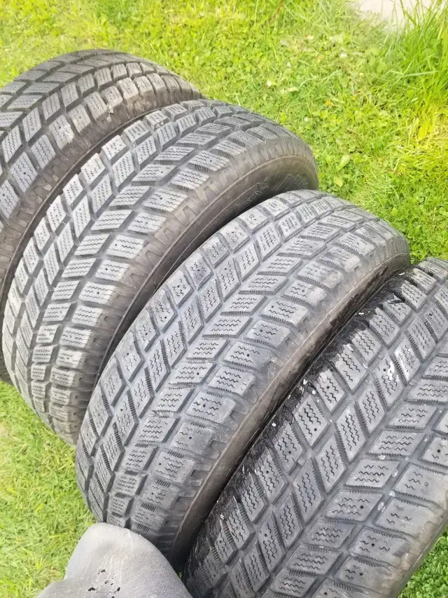 205 75 15 Like New Snow Winter tires  in Tires & Rims in Oshawa / Durham Region - Image 2
