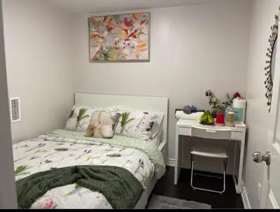 Nice and quiet neighborhood. Minutes to transit . Five minutes to Guildwood Go stati guyon . 1/2 min...