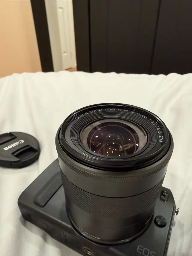 Canon EOS M in Cameras & Camcorders in Markham / York Region - Image 4