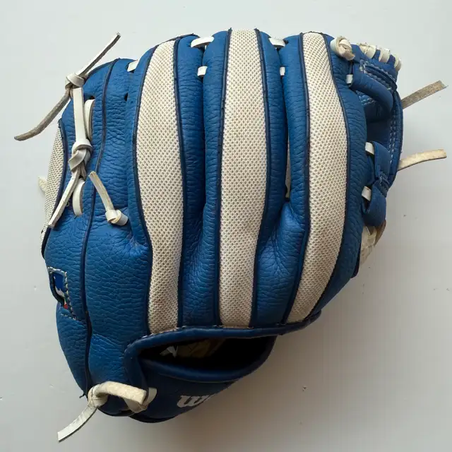 Wilson Blue Jays Kids Baseball Glove T-Ball 10" A02RB16T0R in Baseball & Softball in Markham / York Region - Image 3
