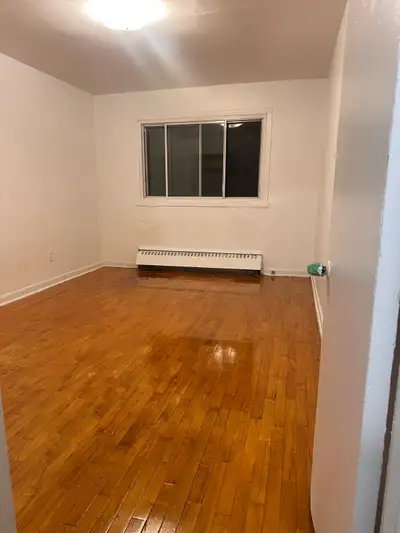 Appartment 3 1/2 heating, hot water inculded, stive and fridge,